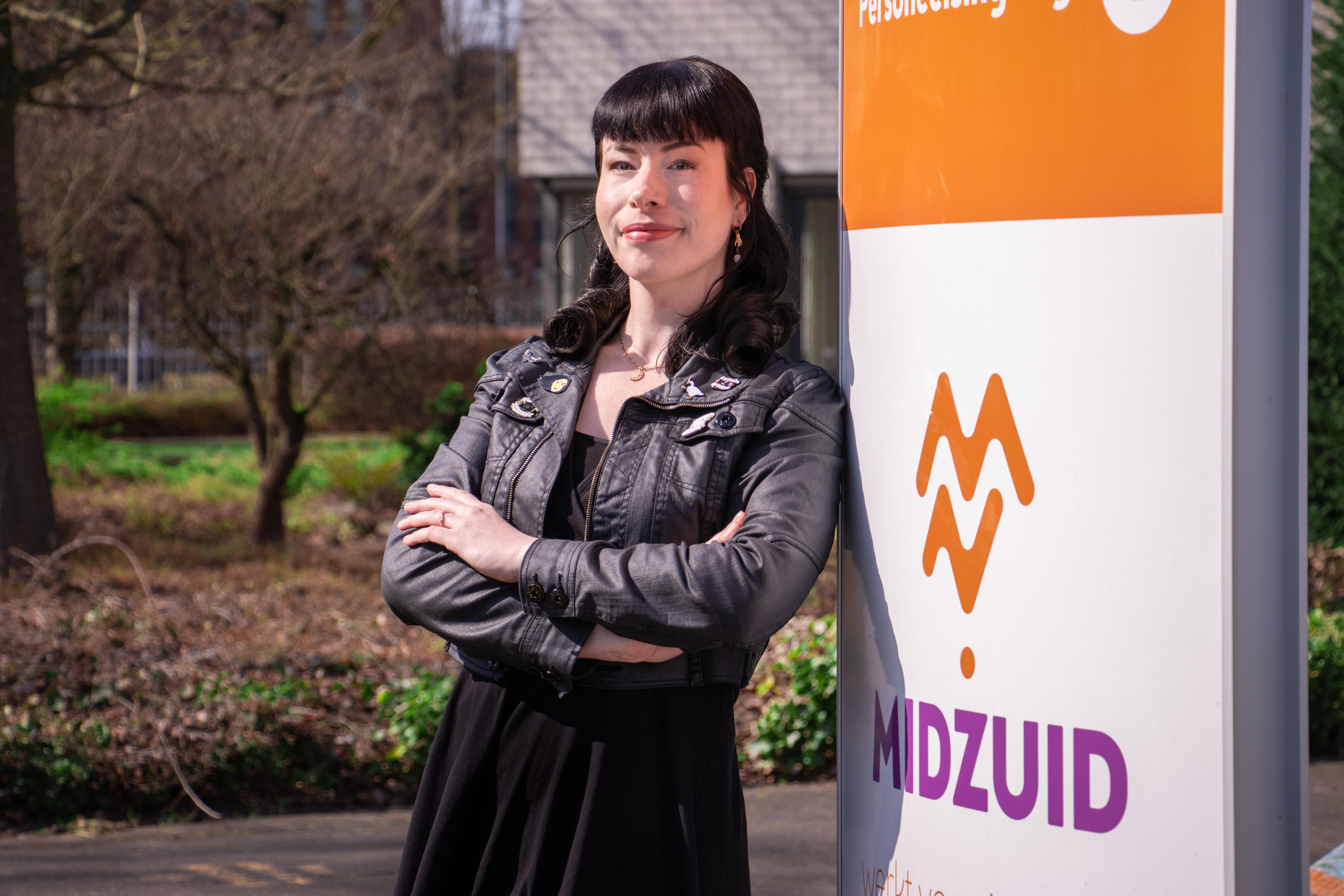 Eline leunt tegen het MidZuid bord aan