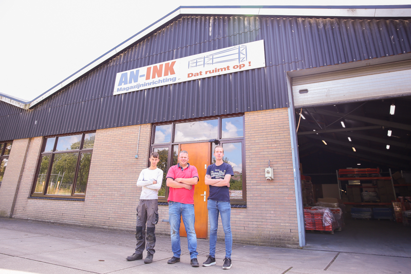 Dennis, Menno en Sander (eigenaar) staan stoer voor de gevel van An-ink Trading met hun armen over elkaar.